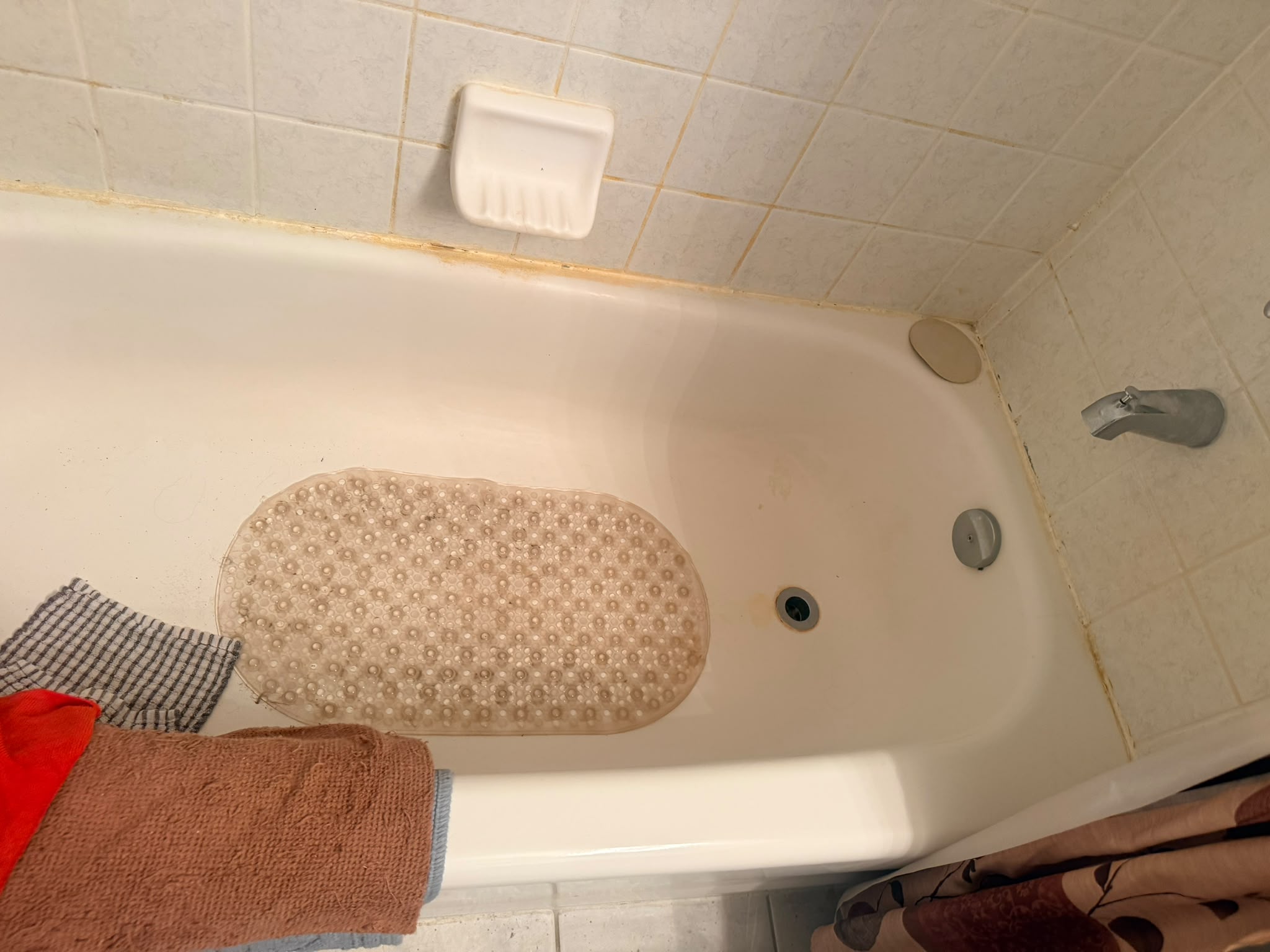 Bathtub before cleaning